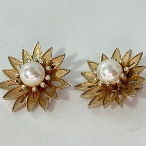 Vtg Goldtone and Pearl Flower Clip on Earrigs Pat Pend Missing 1 Stone